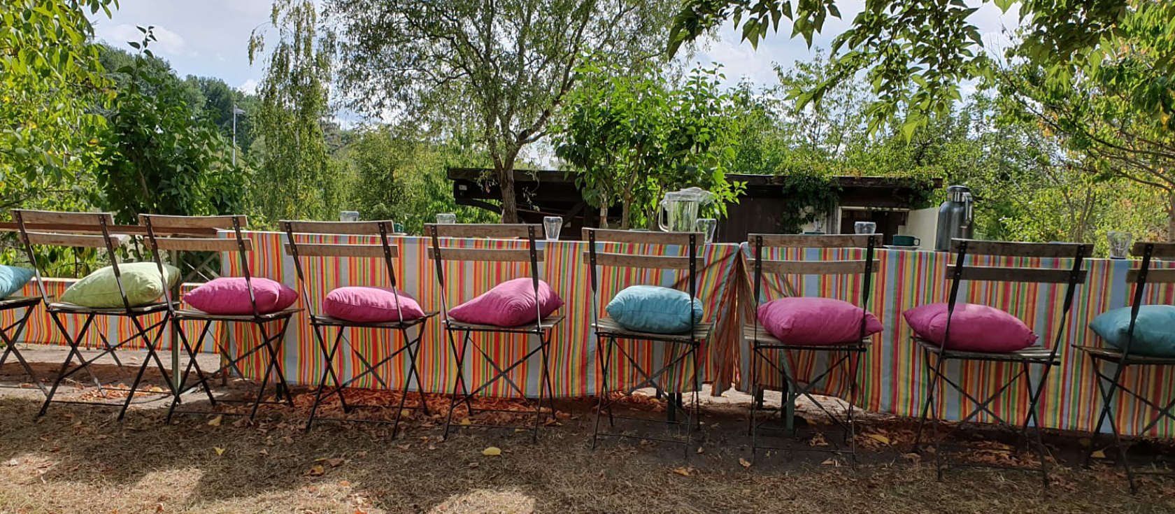 nuthegold - 9 Gartenstühle mit Blick auf einen Schrebergarten